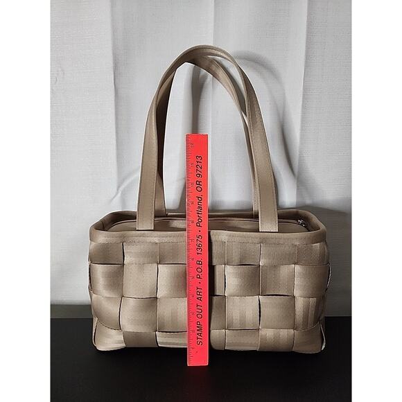 Harveys Seatbelt Shoulder Bag Purse Medium Beige Tan Original Seatbeltbag Tote - Picture 2 of 9